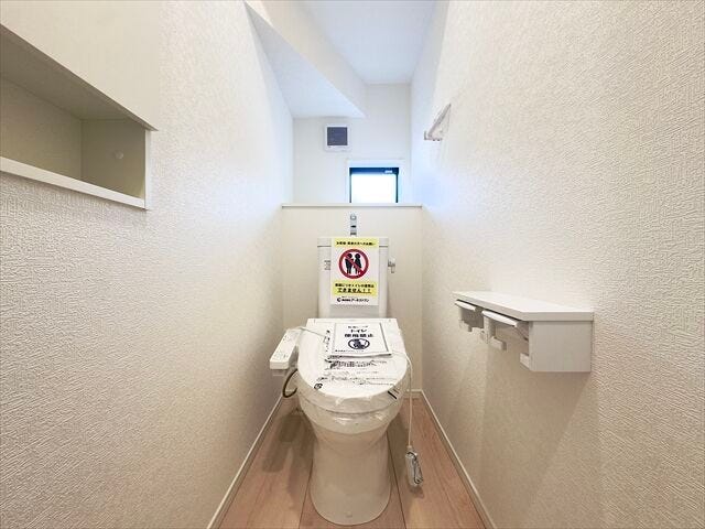 トイレ:白を基調としたシンプルな壁紙のトイレになります。2階にも設置されているのでお部屋からの移動も短縮できますね。