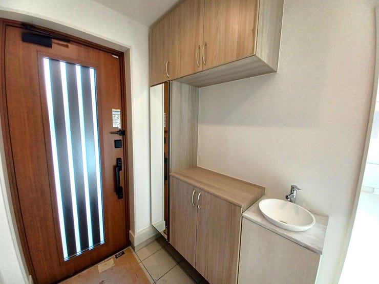 ■玄関■
玄関ドアは自然光が差し込むデザインで、明るい印象に☆家に入るたびに温かさと安心感を感じられ、訪れる人に好印象を与えます!また、手洗い場付きですぐに手洗いでき感染症予防もばっちりですね♪