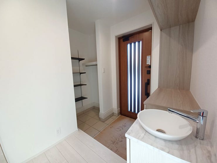 ■玄関収納■
ベビーカー等大型の荷物も収納できる、大容量の収納付き。
収納が豊富のため、玄関がスッキリとし、訪れる人を優雅に迎えることが出来ます。家の入り口から快適な住まいへの第一歩を演出します。