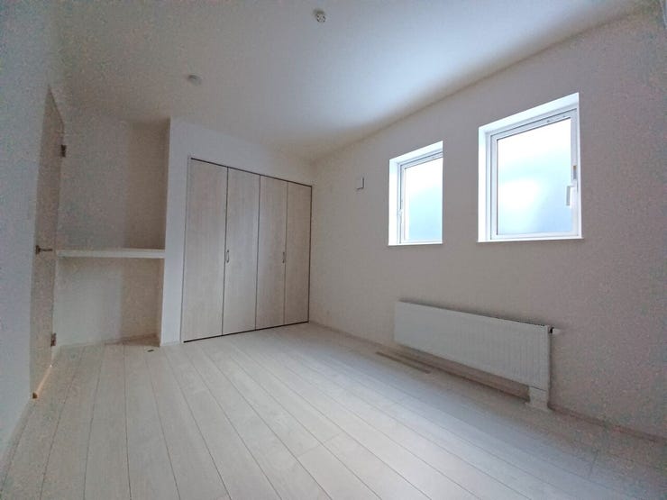 ■洋室(約7.0帖)■
夫婦でのびのび使える快適な空間です。家具の配置もしやすく、くつろぎの時間をしっかり確保。主寝室ならではの落ち着きと、暮らしに寄り添う使いやすさが魅力です。