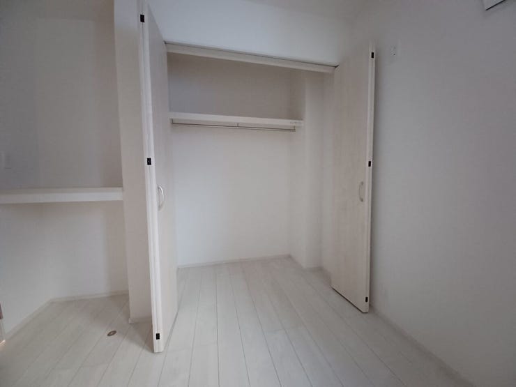■クローゼット■
大容量の収納力があるため、荷物が多い方でも安心。
冬や夏のアイテムを適切に収納し、家の内部をスッキリと保ちます♪季節物を整理する手間を減らし、快適な居住環境を維持します♪