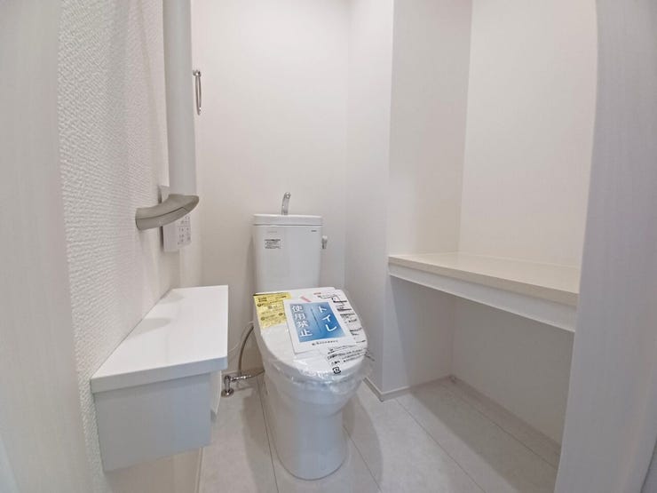 ■トイレ■
トイレが2か所設置されているため、家族全員が快適に利用できます。朝の忙しい時間帯でもストレスフリーで、生活の利便性が大幅に向上します!カウンター付きでインテリアも楽しめるデザイン★