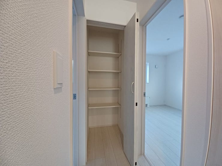 ■収納■日常の小物整理や、掃除道具、日用品のストックの収納にぴったりな収納スペース。お部屋が、美しく整頓された空間となり、生活の便利さをサポートします。