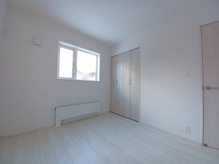 ■洋室(約6.0帖)■
季節によって変わる光を感じながら、ゆったりとした時間を過ごせます。プライベートな空間としての落ち着きもあり、リラックスにも集中にも向いた使いやすいお部屋です。