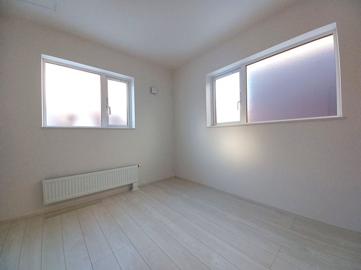 ■洋室(約6.0帖)■
二面採光で、朝から夕方まで心地よい光が届く明るい空間。寝室にも書斎にも子ども部屋にも使いやすいサイズで、家具の配置もしやすいのが魅力です。