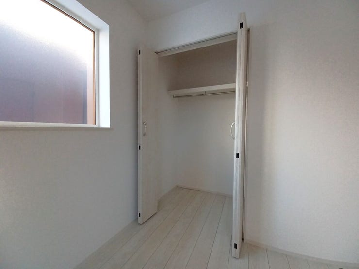 ■クローゼット■
限られたスペースでも最大限に活用!収納スペースが効果的に使われることで、お部屋が広々とした印象を与えます♪
各居室収納付なので荷物の多い方やオシャレさんにも嬉しいですね☆