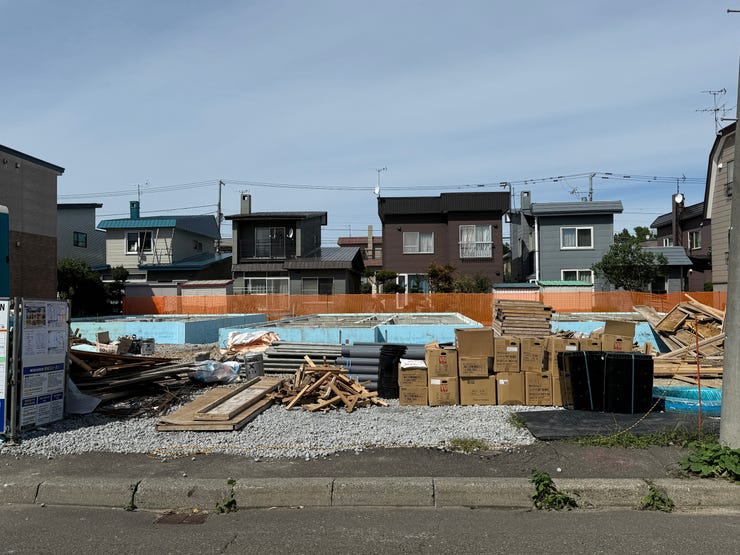 【外観】
階段のないワンフロア設計で、家事動線もスムーズな平屋の新築戸建。家族の気配をいつも感じられる開放的な間取りと、収納も充実した快適な住空間。小さなお子様からご年配の方まで安心して暮らせる住まいです♪