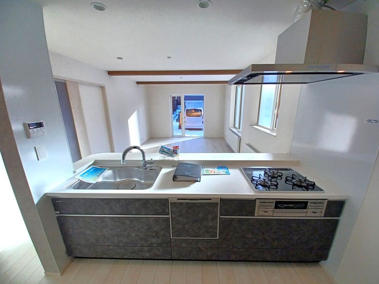 ■キッチン■
収納豊富なシステムキッチン♪機能性とデザインが融合したシステムキッチンで、快適な家事を実現しましょう!料理がより楽しくなり、家族との食事がさらに豊かな時間に変わりますね♪