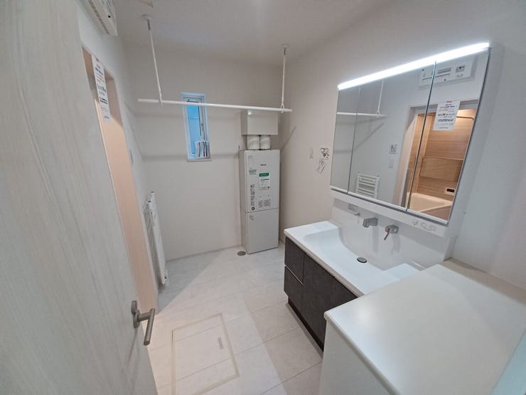 ■洗面所■
広々とした洗面所は、毎日の身支度や家族の準備も快適に♪三面鏡の裏にはたっぷり収納スペースを確保しており、生活感を隠しながら使いやすさも両立でき、朝の慌ただしい時間もスマートにスタート◎