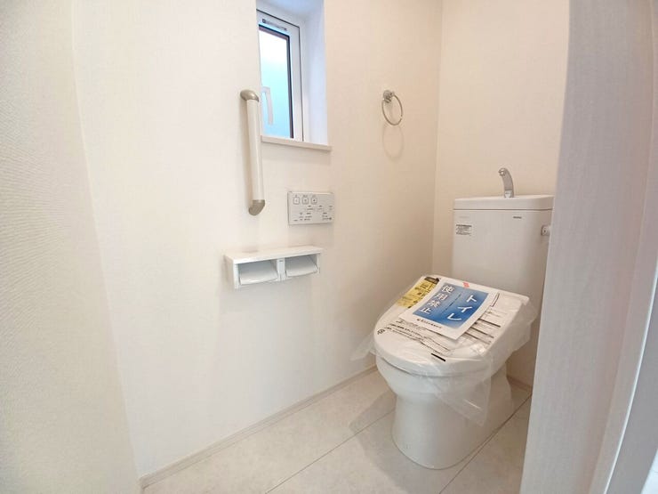 ■トイレ■
便利な壁リモコン付きトイレです♪一手間かからず快適な操作で、節水機能やウォシュレットなど機能が充実してます!洗練されたデザインと先進の技術が融合し、快適で清潔なトイレを提供します♪