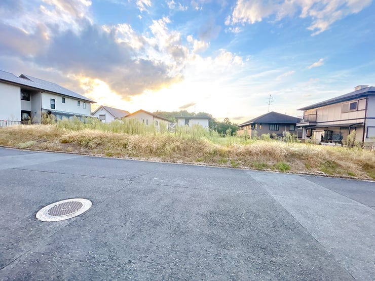 スーパーやコンビニなど生活利便施設が充実した立地です。