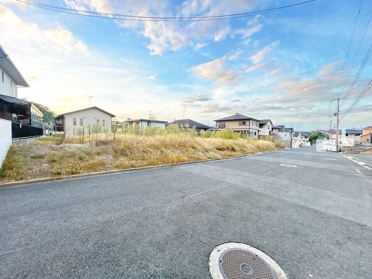 広々とした前道で車の出し入れもスムーズにできます。