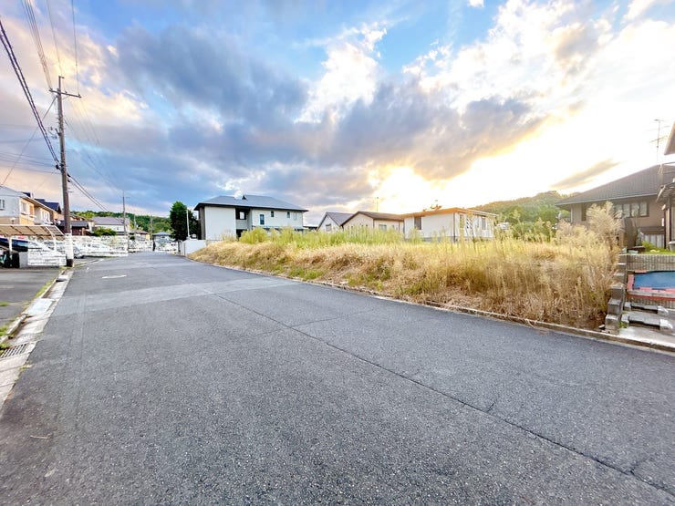 前面道路が広く、毎日の通行も快適です。