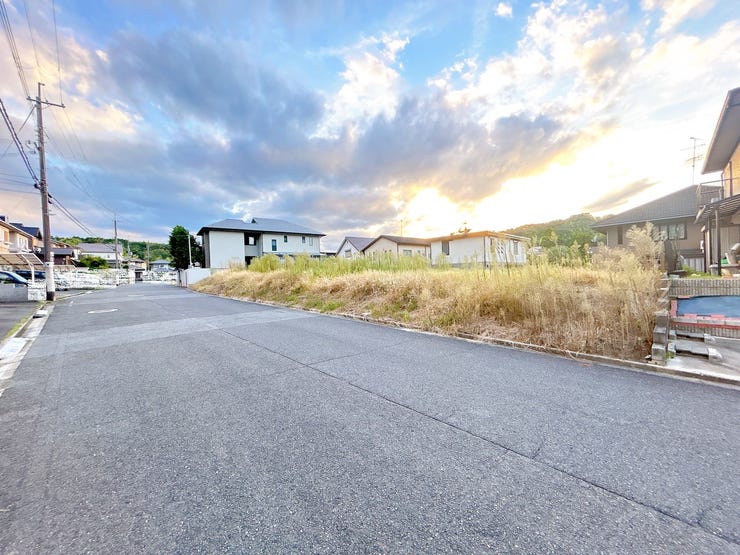 隣家との間隔が広い住宅地なので、お子様が小さいご家族やペットを飼われる方も安心です。