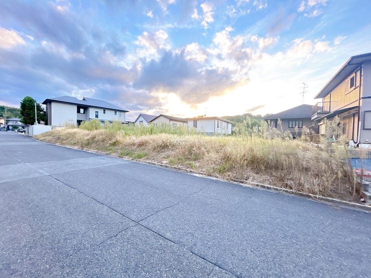 あたたかな陽が差し込む日当り良好の立地です。