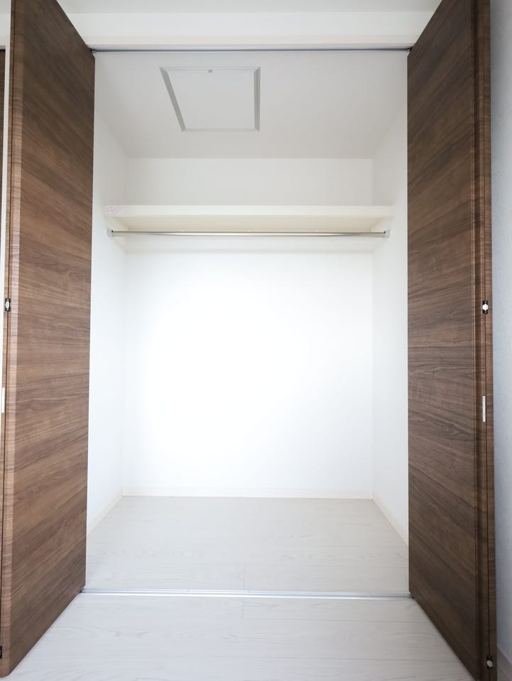 上部棚付きで便利な奥行きのあるクローゼット。スッキリ収納で空間を有効活用!