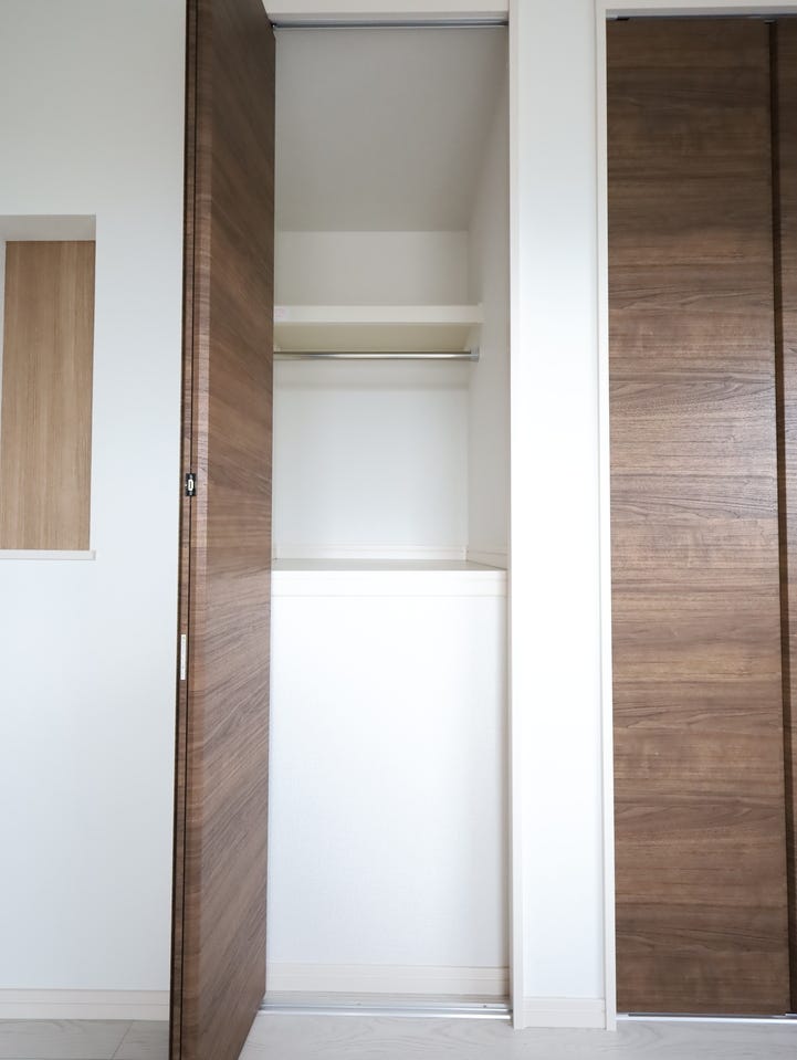 コンパクトでも収納力◎!高さを活かしてスッキリ整理できるクローゼット。