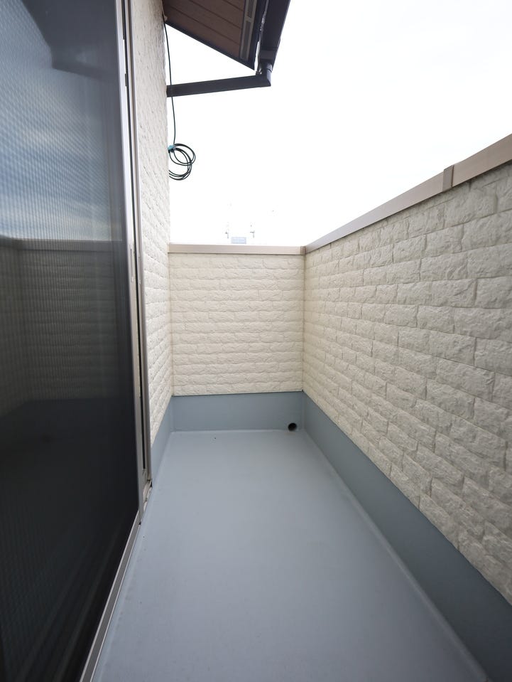 3階バルコニー。陽の光に照らされ、爽やかな涼風が吹き抜けていきます。