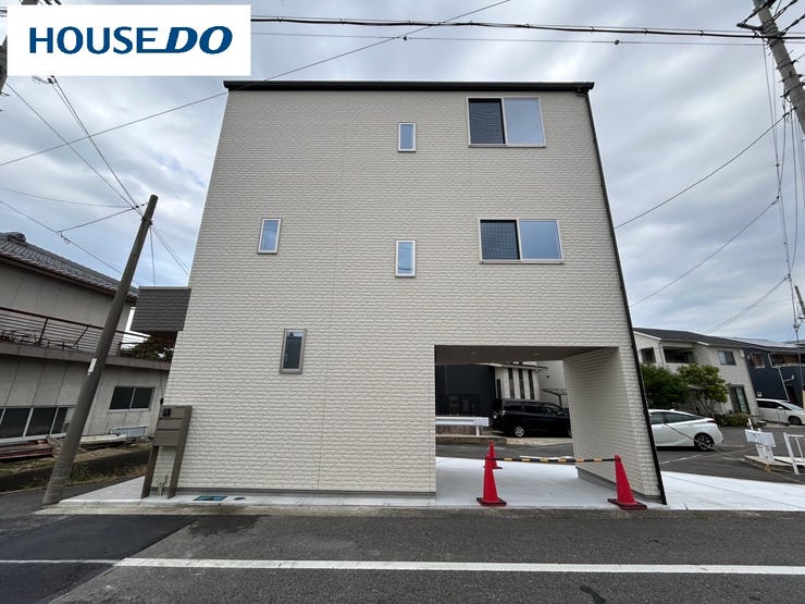 【外観】
車庫付きの戸建です。