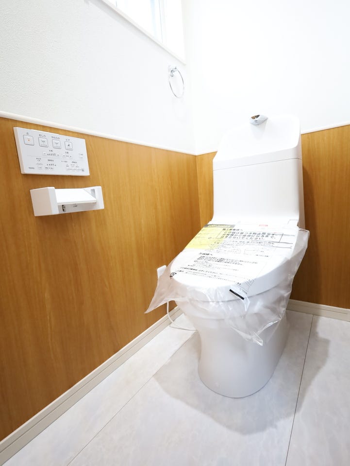 快適な温水洗浄便座付トイレ。窓付で明るく換気もできます◎