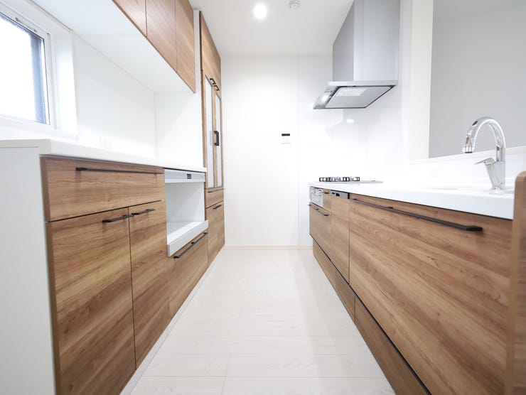 キッチン背面には食器棚が備付け!キッチンパネルと同じ色合いで、キッチンの雰囲気にも馴染みます!