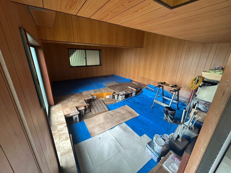 高台の途中にある一室は倉庫や作業スペース等色んな使い方でご利用頂けます!