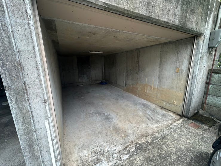 シャッター付き駐車場で雨風や防犯対策も可能!