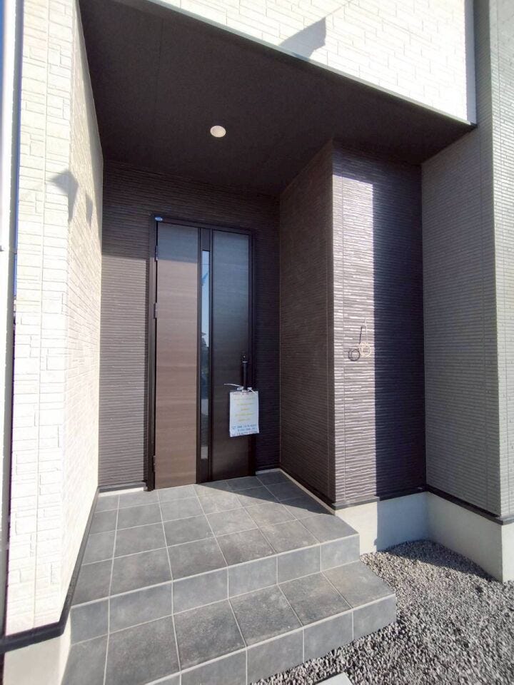 階段を登って玄関ドアへ