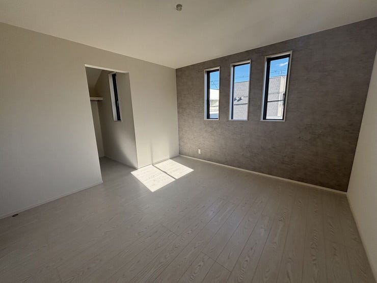 ◆デザイン窓とクロスのカラーがアクセントになり、オシャレな空間に仕上がっています。