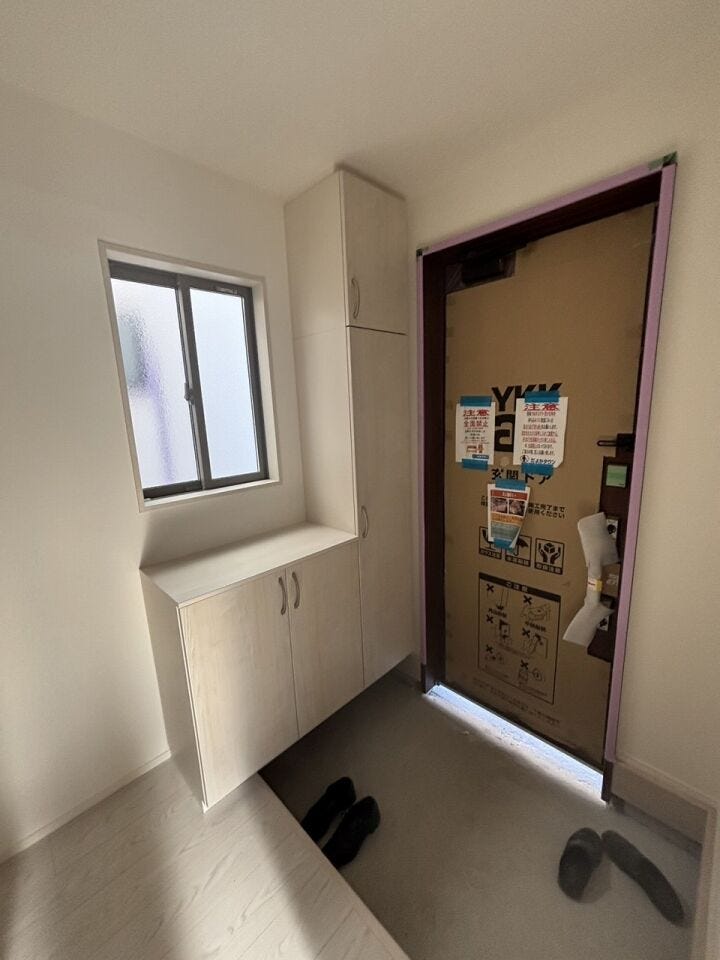 ◆シューズボックスを備えた玄関。窓もあるので明るい空間になっています