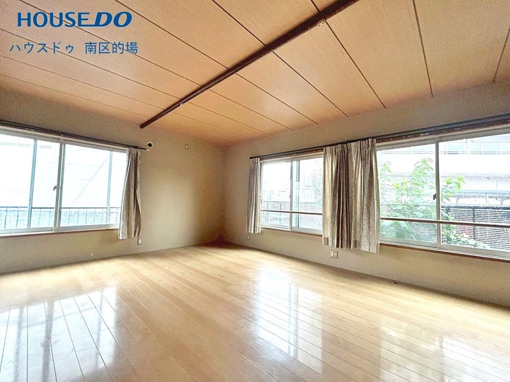 【洋室】
2面採光で日当たり風通し良好な空間。シンプルで家具を配置しやすい洋室です。