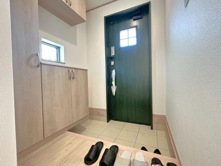 ■□J号棟□■
ご家族分の靴がしっかり入る大容量シューズボックス。
玄関がすっきり片付きます。