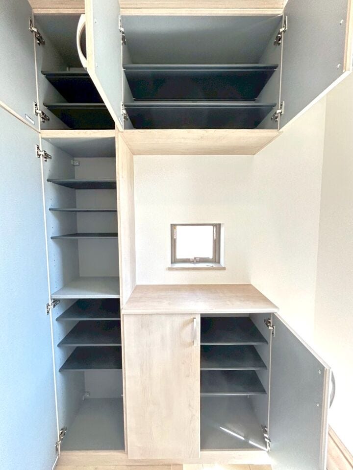 ■□J号棟□■
ご家族分の靴がしっかり入る大容量シューズボックス。
玄関がすっきり片付きます。