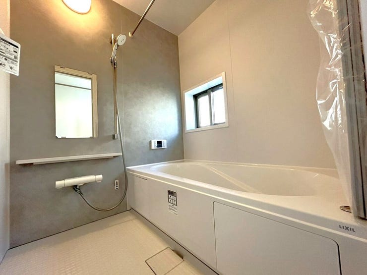 ■□J号棟□■
シンプルで明るい雰囲気の浴室で、ほっと一息つける空間です。