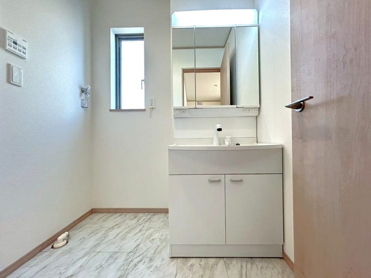 ■□J号棟□■
一般的な間口75センチの洗面台。
収納も充分あり使い勝手には問題無さそうです。