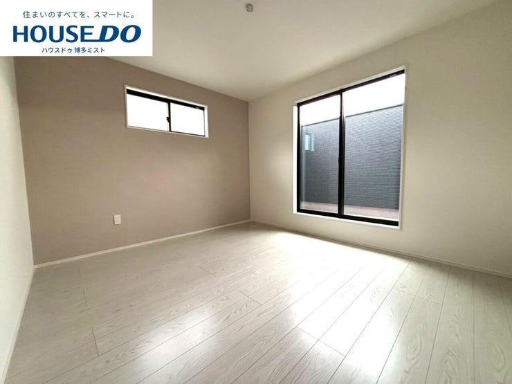 【プライベートルームの過ごし方】ベッドや机などの家具を置いてもゆとりある広さ。何にも邪魔されたくない一番のプライベート空間だから、過ごしやすさは大切にしたい・・・。