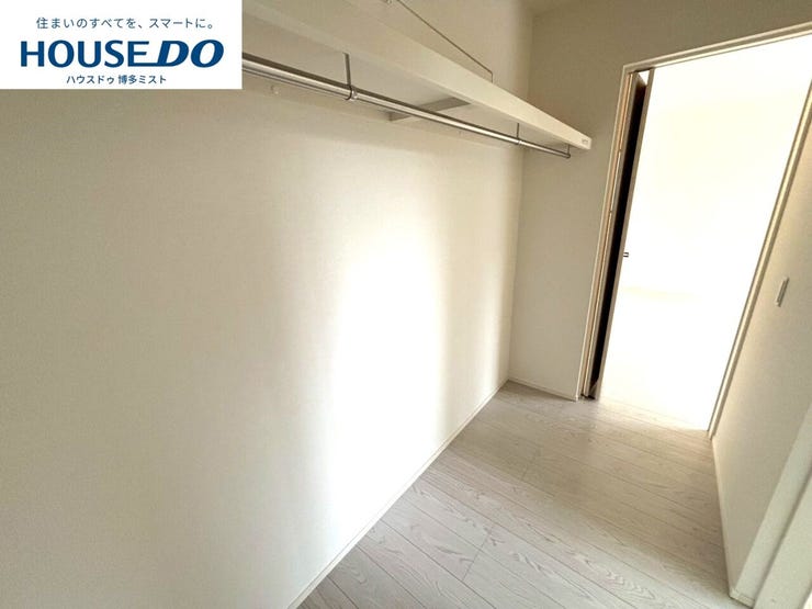 【欲しいところに収納力】1階納戸は家族みんなの収納ルームに活躍。季節家電や大きなキャリーバッグもラクラクの収納です。