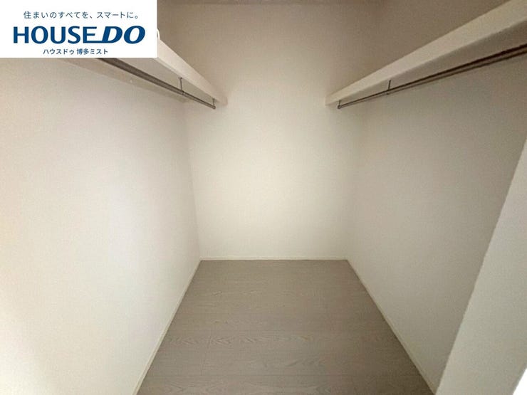 【欲しいところの収納力】実際に生活することを考え、お部屋の収納を重視しました。かさばる季節の衣類や大きなキャリーバッグもラクラク収納♪