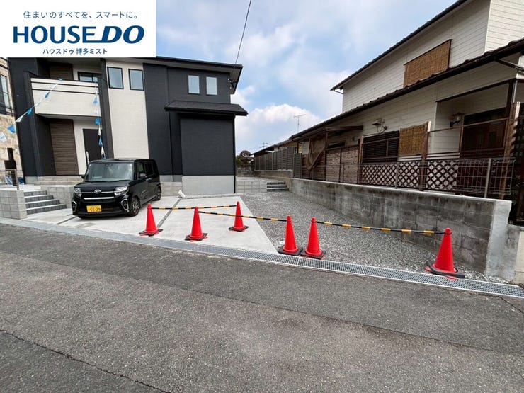 駐車スペースは3台分。お車の出し入れしやす並列駐車。