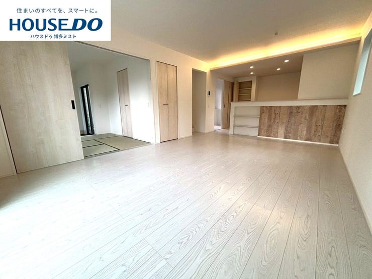 【家族のいやし時間】穏やかな光が入るリビング。忙しい毎日だからこそ、家族と過ごす時間は大切。家族みんなが快適なリビングだから、忙しい朝も、くつろぎの夜も、楽しい時間が過ごせます。