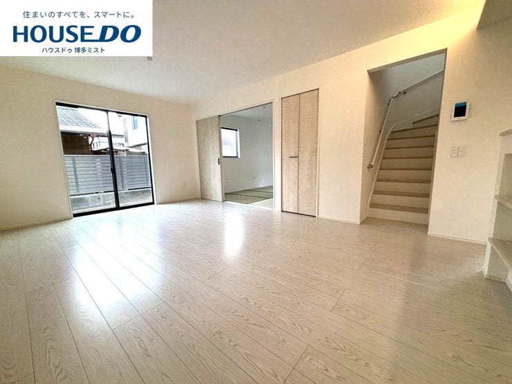 【家族の時間、穏やかな空間】家族が集まるリビングは床や壁をシンプルなテイストに。居心地が良いから自然と集まり、特別なことはしないけど、家族といる安心感は大切♪