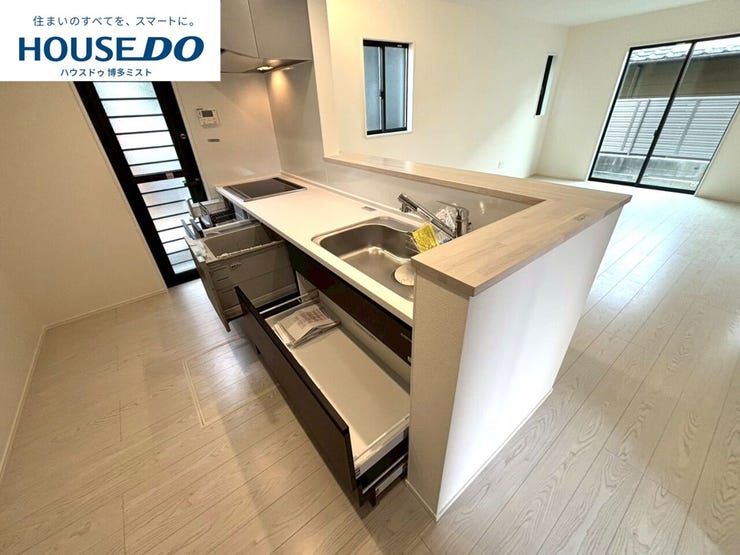 【今日のゴハンは何食べたい?】重たい鍋や大きなフライパンの収納はキッチン下のスライド収納へ。ちょっとした家事の手間を楽にする、家族みんなが使いやすいキッチンです。