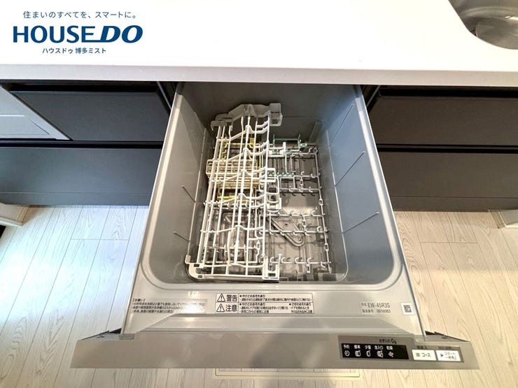 ビルトインタイプで、キッチンと同じカラーにすることにより一体感を持たせた食器洗浄乾燥機。乾燥機能が備わっているため家事の時間が短縮できます。