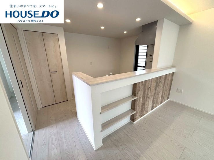 【家族の寛ぎ空間】料理をしながらリビングの家族を見守ることができる対面式キッチン。来客時も会話をしながらキッチンに立つことができ、手元がカウンターで隠れるのでリビングからはすっきりと見えます♪