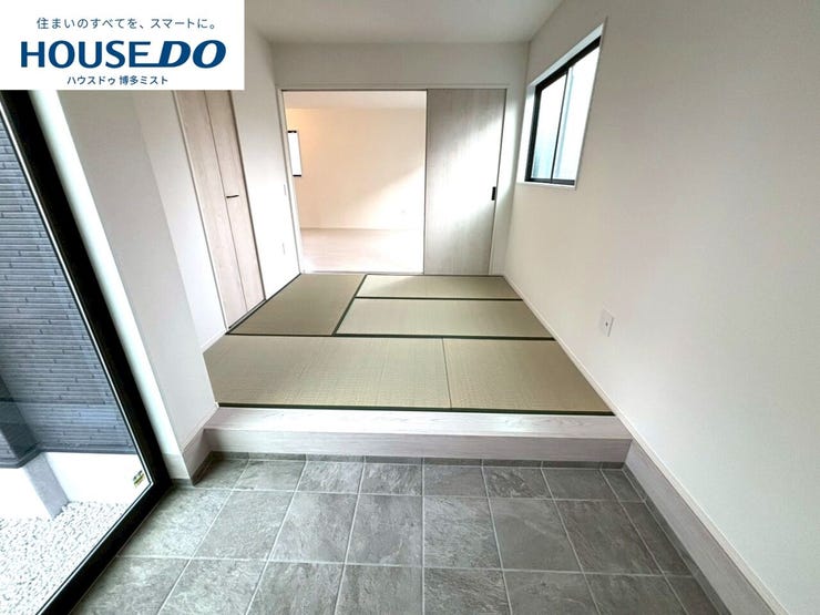 和室と繋がる土間スペース。趣味グッズを並べたり、ロードバイクをメンテしたり。大人の寛ぎスペース!