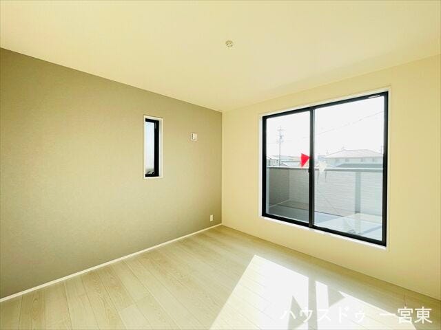 【6.1帖】南側の洋室は、日差しがたっぷりと降り注ぎ、明るく開放的な空間で、朝の光を感じながら爽やかなスタートが切れる場所です。