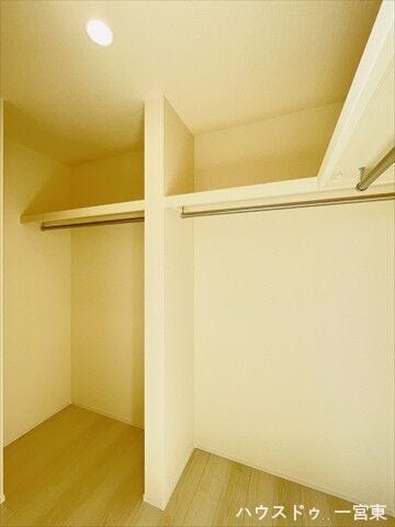 【6.1帖洋室】ウォークインクローゼットには扉を設けていないので、物の出し入れもサッと行えますね。また湿気もこもりにくいです。