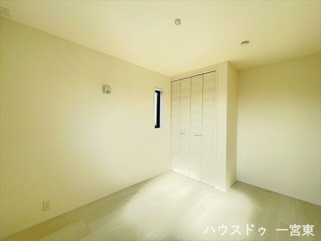 【5.4帖南】陽光がたっぷり差し込む、明るく心地よい南向きの洋室です。観葉植物やインテリアも映える、明るさが魅力です。