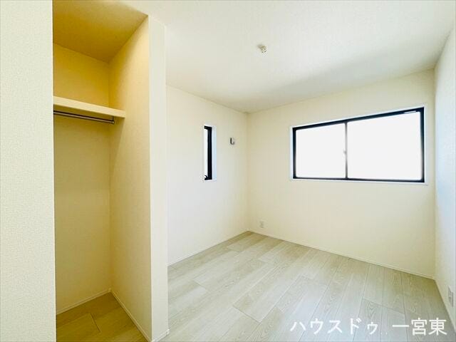 【5帖】北側の洋室は、自然光が穏やかに差し込み、落ち着いた雰囲気の中でゆっくりとくつろげる静かな空間です。