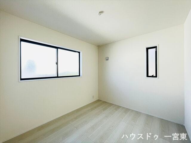 【5.4帖北】日差しが安定した北側の洋室は、集中したい作業にもぴったりの空間です。寝室や書斎にもおすすめです。